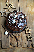 Weihnachtlicher Schokoladenkuchen verziert mit Sternen und Zuckerstange