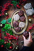 Schokoladenmuffins und Kokosmuffins zu Weihnachten