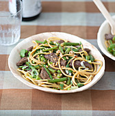 Spaghetti with sautéed beef and green beans