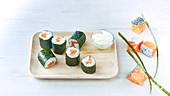 Maki-Sushi mit Lachs und Frischkäse (Japan)