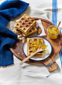 Waffeln mit Orangenmarmelade