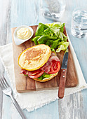 Blini-Burger mit Tomate, Salat und Speck
