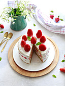 Vanille-Sahnetorte mit Erdbeeren