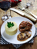 Guinea-fowl with mushrooms and mashed potatoes