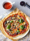 Pizza 'Vier Jahreszeiten' mit Tomaten, Schinken, Pilzen und Artischocken