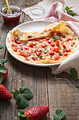 Crêpe with strawberries, mint and homemade jam