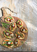 Bruschetta mit Hummus, Piquillo-Paprika und Rucola