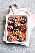 Baked figs with almond flakes