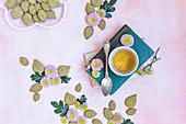 Matcha-Plätzchen in Blätterform serviert mit Tee