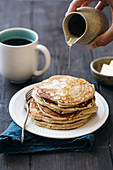 Sauerteig-Pancakes mit Sirup beträufeln