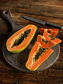 Papaya, halbiert und in Stücke geschnitten