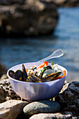 Rice salad with mussels and basil