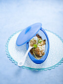 Poultry breast with goat's cheese en papillote