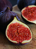Fresh sliced figs (close-up)