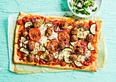 Pizza mit Hühnerfleisch, Tomaten und Zucchini