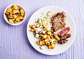Steak mit Blumenkohlsalat und Bratkartoffeln