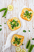 Puff pastry filled with peas, mint and lemon