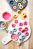 Mini Donuts mit farbigen Zuckerguss
