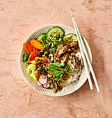 Bo Bun mit Rindfleisch, Reisnudeln und Gemüse (Vietnam)