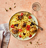 Knoblauch-Putenbällchen auf Spaghetti