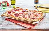Pizza mit Schinken und Salami