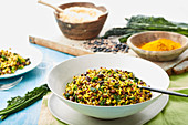 Basmatireis und brauner Reis mit Bohnen, Linsen und Kurkuma
