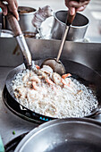 Preparing prawns in deep-frying fat