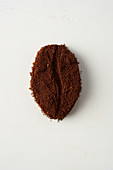 Gemahlener Kaffee in Form einer Kaffeebohne