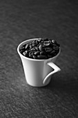 Kaffeebohnen in einer Tasse