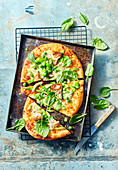 Pizza Bianca mit  Bohnen, Erbsen, Artischocken und Spinat