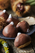 Biscuits stuffed with chestnuts in chocolate coulis
