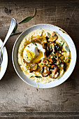 Polenta mit Pilzen und weichgekochtem Ei