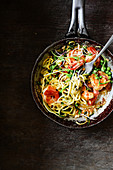 Spaghetti mit Garnelen und Erbsen