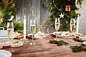 Weihnachtlich gedeckter Tisch mit Sektgläsern