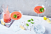 Roter Smoothie mit Wassermelone, Tomate und Sechuan-Pfeffer