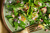 Frühlingssalat mit Kräutern, Kartoffeln und Rhabarber