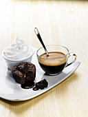 Fondant au Chocolat serviert mit Sahne und Kaffee