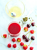 Roter Fruchtcocktail mit grünem Tee