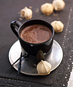 Heiße Schokolade serviert mit Mini-Meringue