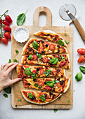 Vegetarische Pizza mit Tomaten und Basilikum