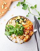 Bowl mit Sate-Hühnerfleisch, Reis und Gemüse