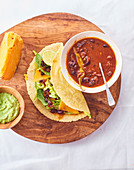 Tacos mit Chili con Carne und Guacamole