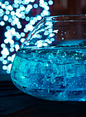 Festlicher blauer Cocktail in großem Glasgefäß