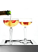 Champagner in Gläsern mit Erdbeeren