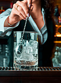 Barkeeper bereitet einen Cocktail vor
