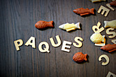 Schokoladenfischchen und der Schriftzug 'Paques'