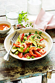 Salat mit Garnelen, Avocado, Pampelmuse und Frühlingszwiebeln