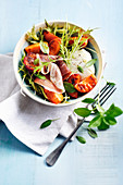 Salat mit gegrillten Aprikose, Mozzarella, rohem Schinken und Basilikum