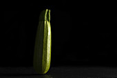 Zucchini vor schwarzem Hintergrund