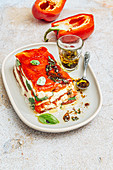 Mozzarella-Terrine mit rotem Paprika und Basilikum